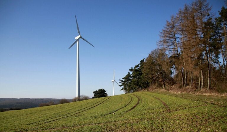 Koniec pracy turbiny wiatrowej. Czy na polu zostaje problem?