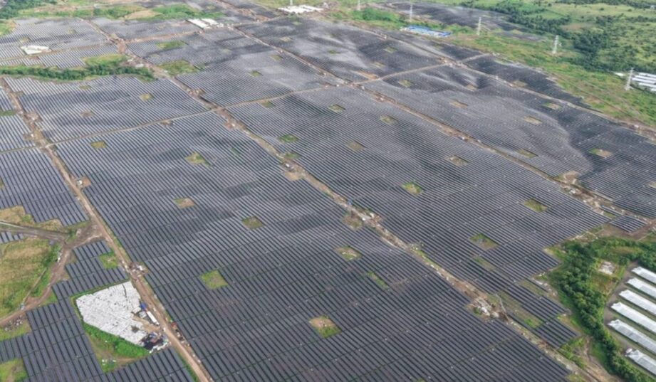 Największy na świecie projekt PV+BESS połączony z siecią