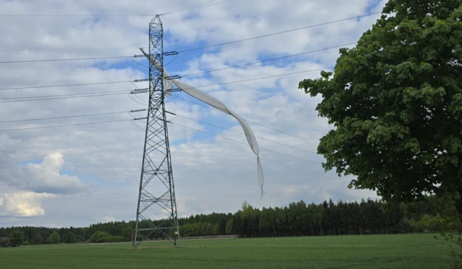 Agrowł&oacute;knina zagrożeniem dla linii wysokiego napięcia