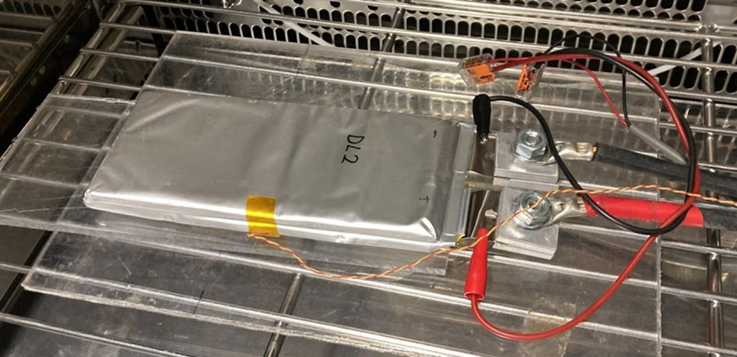 Ogniwo bateryjne ze stałym elektrolitem testowane przez Donut Lab