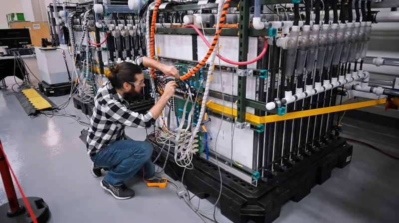 Budowa magazynu żelazowo-powietrznego w fabryce Form Energy