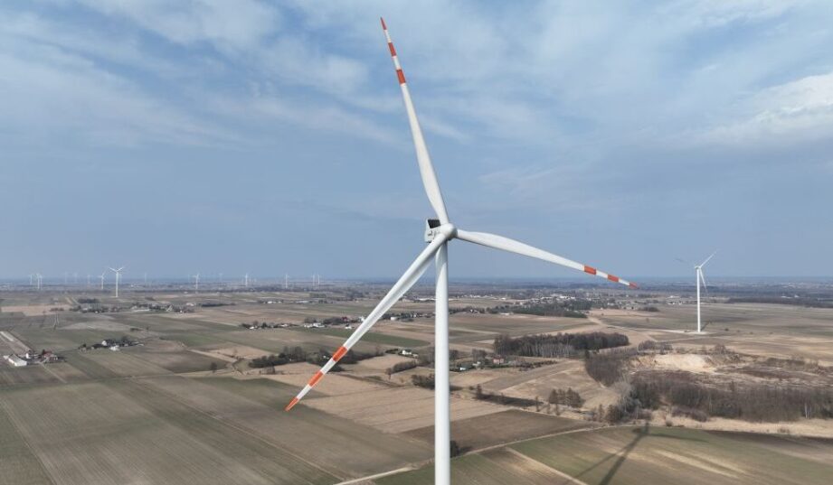 Nowa farma wiatrowa koło Sieradza zaczyna produkcję energii