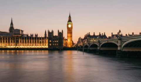 Wielka energetyczna zmiana w Wielkiej Brytanii. Fotowoltaika i pompy ciepła w każdym nowym domu