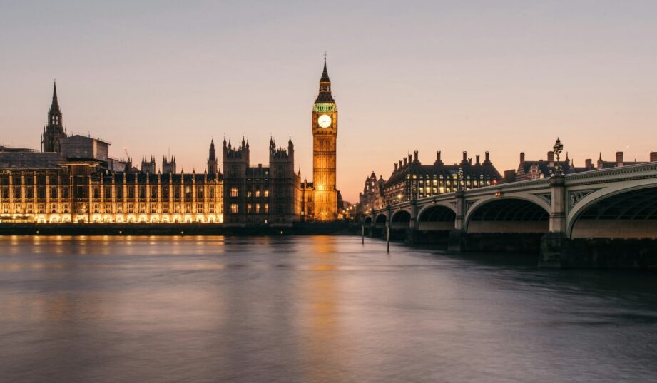 Wielka energetyczna zmiana w Wielkiej Brytanii. Fotowoltaika i pompy ciepła w każdym nowym domu