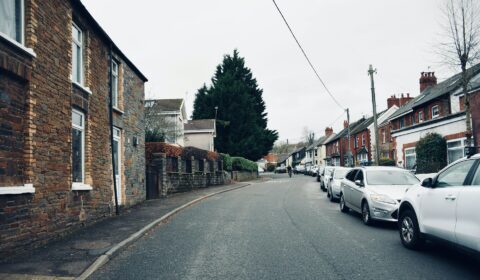 Walia wprowadza obowiązek instalacji fotowoltaiki na budynkach. I przeciera szlaki w UK