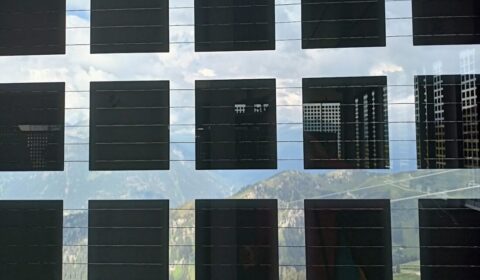 Nowa technologia PV chłodzi budynek i bije rekordy wydajności w produkcji prądu