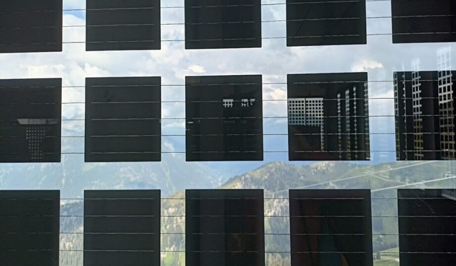 Nowa technologia PV chłodzi budynek i bije rekordy wydajności w produkcji prądu