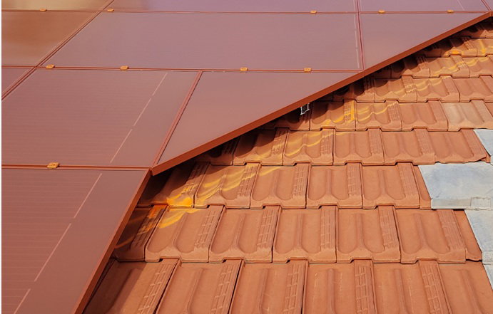 Czerwone moduły fotowoltaiczne Bisol w różnych formatach na dachu. Czerwone moduły fotowoltaiczne Bisol w różnych formatach na dachu.