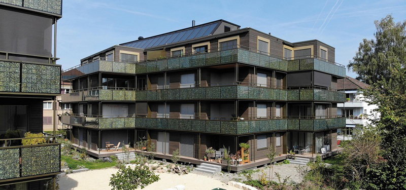 Kolorowe moduły fotowoltaiczne Megasol na elewacji budynku Kolorowe moduły fotowoltaiczne Megasol na elewacji budynku.