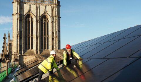 W Polsce to problem, na Wyspach nie. Energia słoneczna zasila jedną z największych katedr Europy