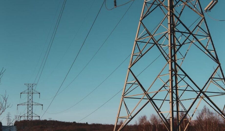 Fotowoltaika i wyższe temperatury obniżyły spotowe ceny energii w Europie