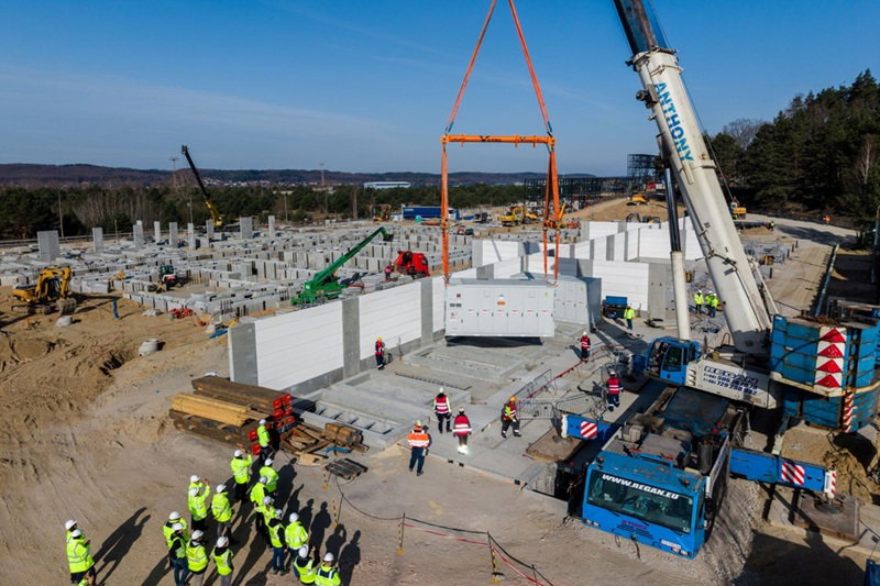 Dostawa magazynów energii na teren budowy magazynu energii Żarnowiec