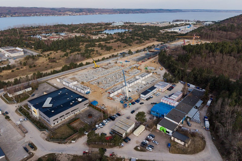 Dostawa magazynów energii na teren budowy magazynu energii Żarnowiec