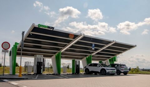 Koszty jazdy w 2026 roku: elektryki bardziej odporne na wahania cen paliw