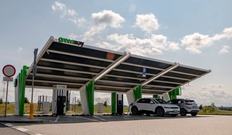 Koszty jazdy autami spalinowymi poszły w g&oacute;rę. Ile zapłacimy za jazdę elektrykiem?