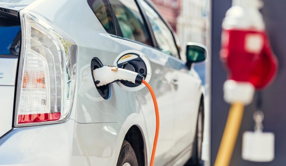 Czy warto teraz kupić elektryka? Jak zmieniają się ceny i dostępność infrastruktury