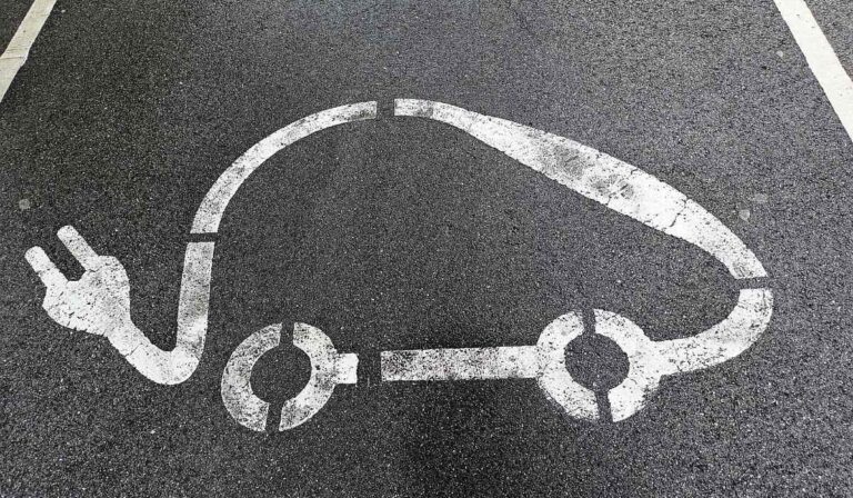 Zakończono nab&oacute;r w programie NaszEauto. Ponad 41 tys. wniosk&oacute;w o dofinansowanie