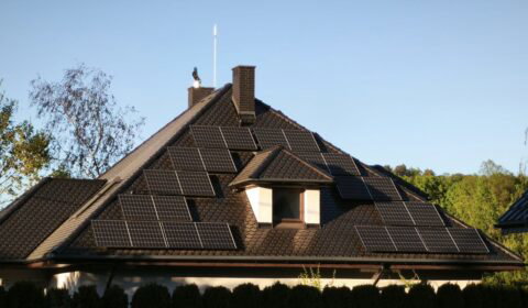Więcej ujemnych cen RCE niż dodatnich. Wysyłka energii do sieci coraz mniej opłacalna