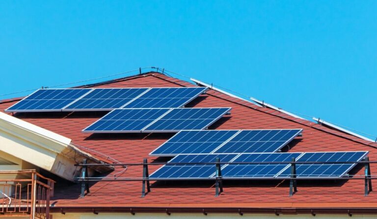 Czy sprzedaż nadwyżek energii z magazynu podlega PIT? Fiskus wyjaśnia