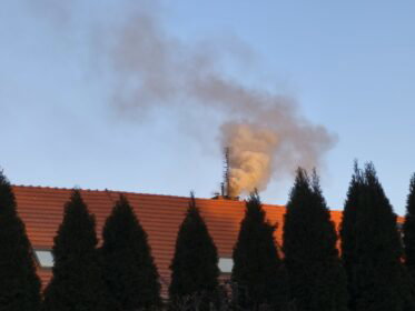 Alarmujące pomiary w Warszawie. Zanieczyszczenie powietrza przekracza normy w całym mieście