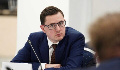 Minister zapowiada wycofanie niekorzystnych przepis&oacute;w dla magazyn&oacute;w energii. Branża komentuje