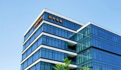 Producent falownik&oacute;w pokazał panel fotowoltaiczny z AI, kt&oacute;ry sam wykryje awarię