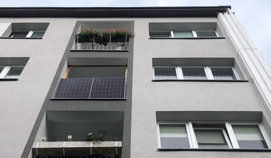 Balkon jako minielektrownia. Branża PV widzi szansę na światowy rozw&oacute;j