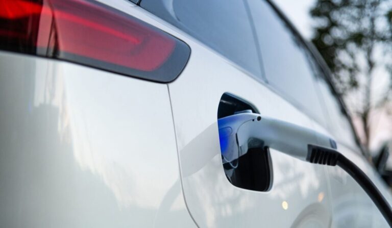 Droga ropa napędza sprzedaż samochod&oacute;w elektrycznych w Europie