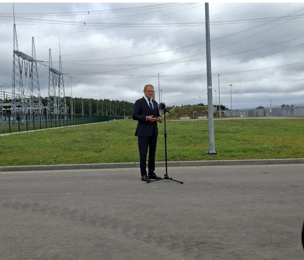 Premier Donald Tusk podczas konferencji w Choczewie, fot. Gramwzielone.pl