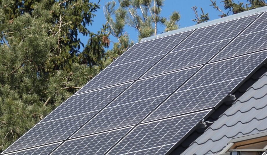 Prosument zgłosił 48 kW, a wprowadzał 700 kW. Operator sieci skontrolował mikroinstalacje