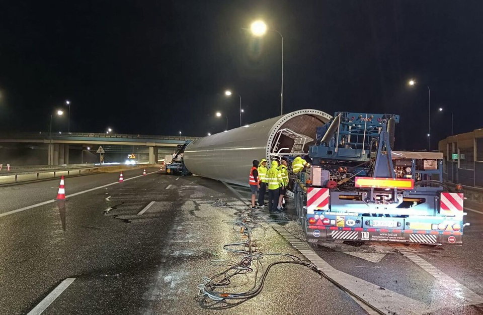 Wypadek w trakcie transportu wieży elektrowni wiatrowej na autostradzie A4 w pobliżu Rzeszowa. Zdjęcie: KMP Rzeszów