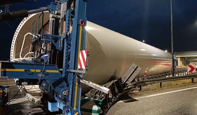 Z tira na A4 wypadła wieża ogromnego wiatraka