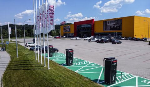 Szybkie ładowarki przy salonach meblowych. Powstanie ponad 30 hub&oacute;w