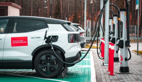 Latem tańsze ładowanie samochod&oacute;w elektrycznych. Kolejna sieć obniża ceny