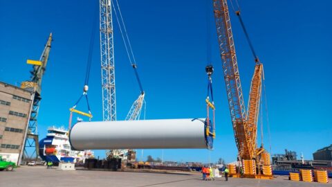Żurawie o udźwigu 600 ton. Tak załadowano wieże dla morskich farm wiatrowych