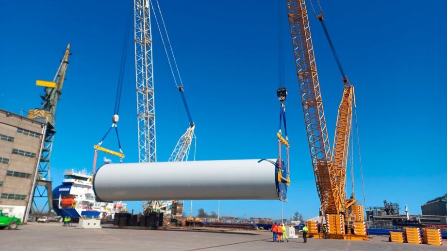 Żurawie o udźwigu 600 ton. Tak załadowano wieże dla morskich farm wiatrowych
