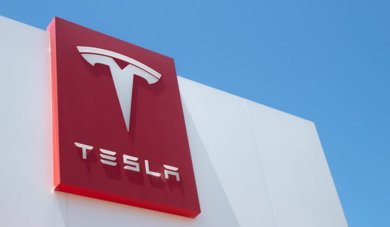 Tesla z partnerami stawia na wirtualne elektrownie w USA