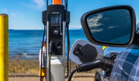 Wakacyjne obniżki cen ładowania elektryk&oacute;w. Operatorzy walczą o kierowc&oacute;w