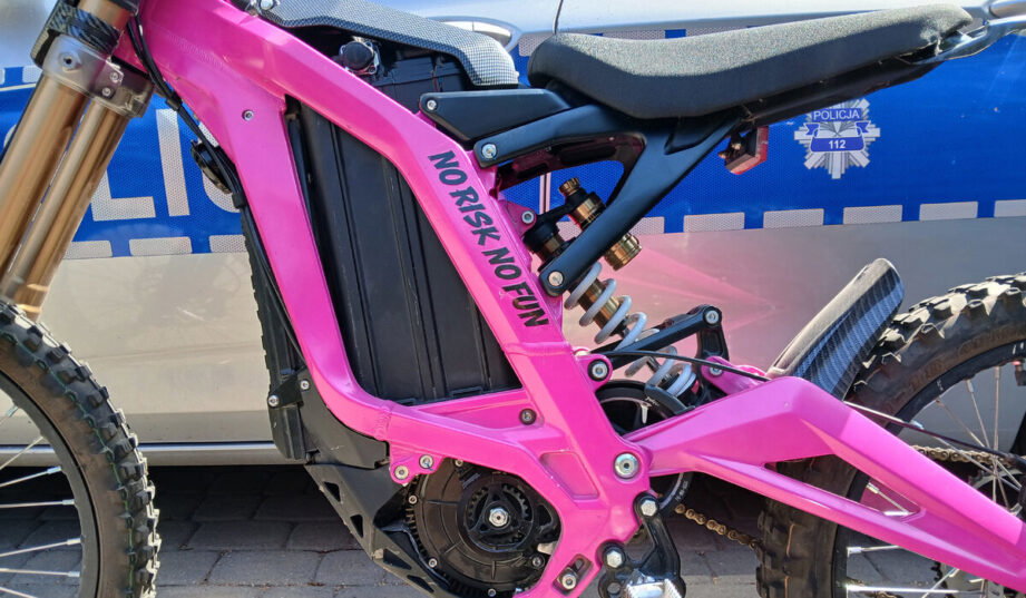 Elektryczny motocykl i 15-letni kierowca. Prędkość zaskoczyła policjant&oacute;w