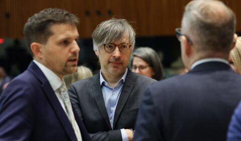 Europa &bdquo;lunatykuje&rdquo; w stronę zależności od Chin. Mocne słowa wiceministra klimatu