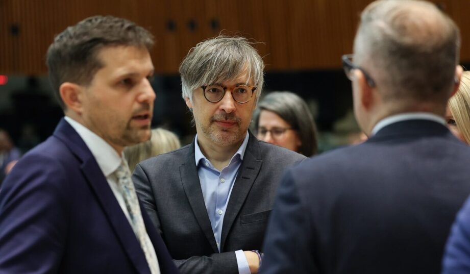 Europa &bdquo;lunatykuje&rdquo; w stronę zależności od Chin. Mocne słowa wiceministra klimatu