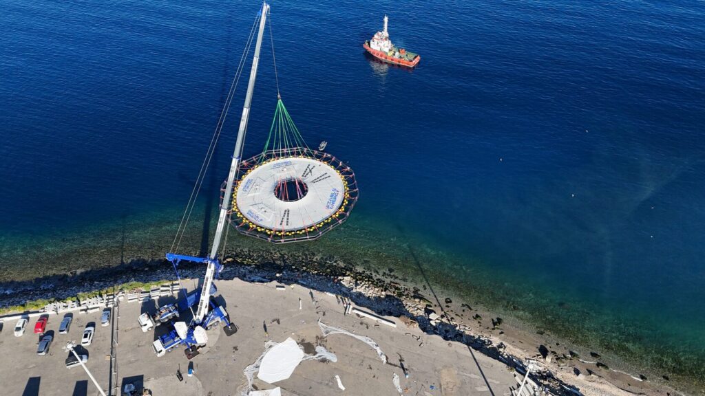Instalacja pływających komponentów morskiego magazynu w Reggio Calabria; Fot. Sizable Energy