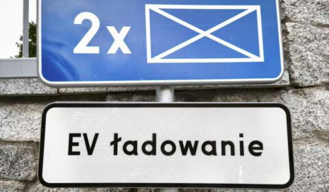 Ładowanie elektryka pod blokiem będzie łatwiejsze? Samorządy czekają na pieniądze
