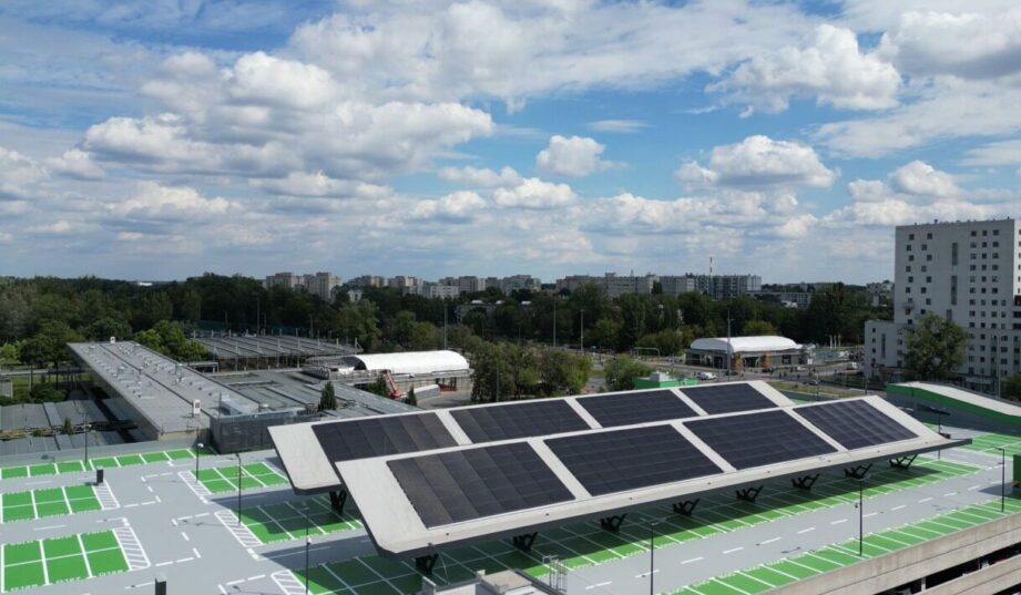 Warszawski parking po remoncie. Fotowoltaiczne carporty i magazyny energii będą zasilać cały węzeł