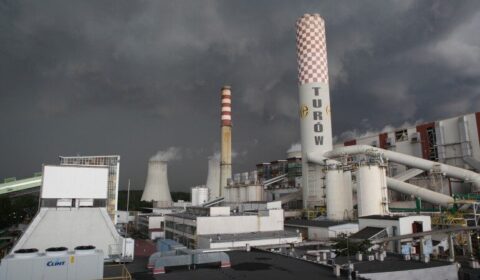Największe sp&oacute;łki energetyczne symulują transformację? Nowy raport stawia niewygodne pytania