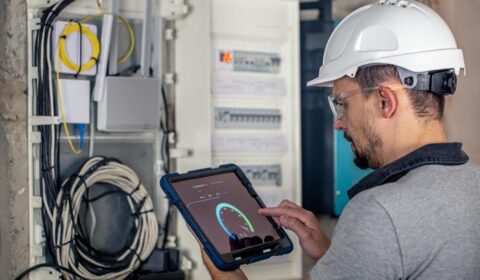 Monitoring zużycia energii w firmie &ndash; dlaczego warto wiedzieć, gdzie ucieka prąd?