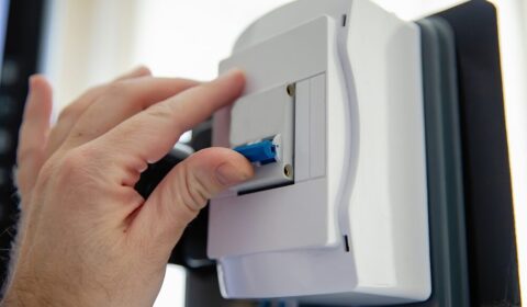 Fotowoltaika i magazyny energii doczekają się przepis&oacute;w budowlanych. Rząd przyspiesza działania