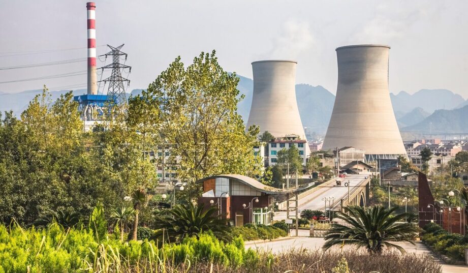 Chiny nie wybierają między słońcem a węglem. Stawiają na oba źr&oacute;dła energii