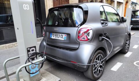 Co trzeci nowy samoch&oacute;d we Francji jest już elektryczny