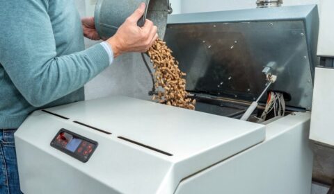 Cena pelletu sięga już 2500 zł. W tle propozycje program&oacute;w Agro Ciepło i Jeden Hektar dla Energii